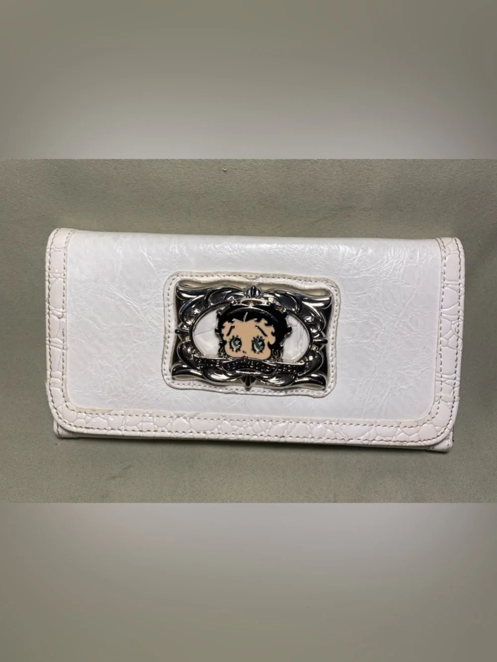 Betty Boop Women’s Leather Bi-Fold Wallet with Hardware emblem New